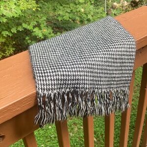 Cabela’s black and white houndstooth scarf